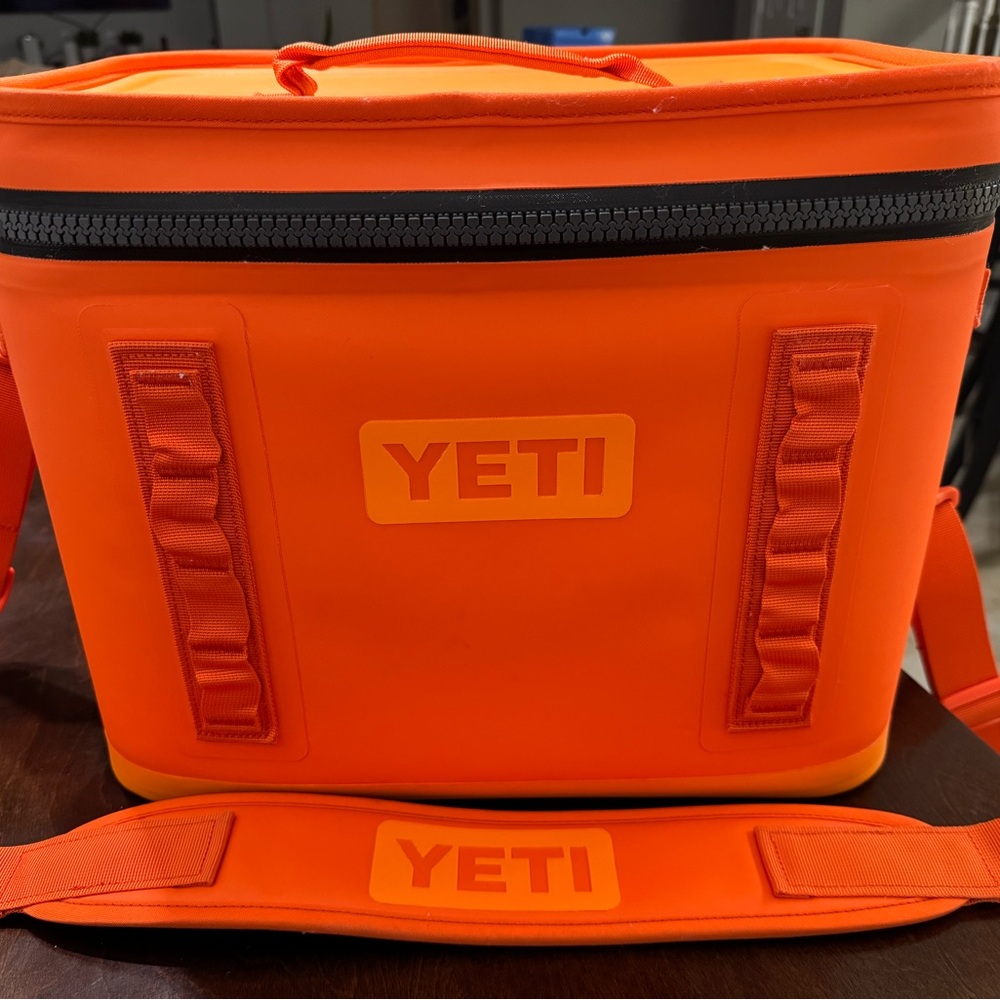 NWOT King Crab Yeti Hopper 18 Cooler